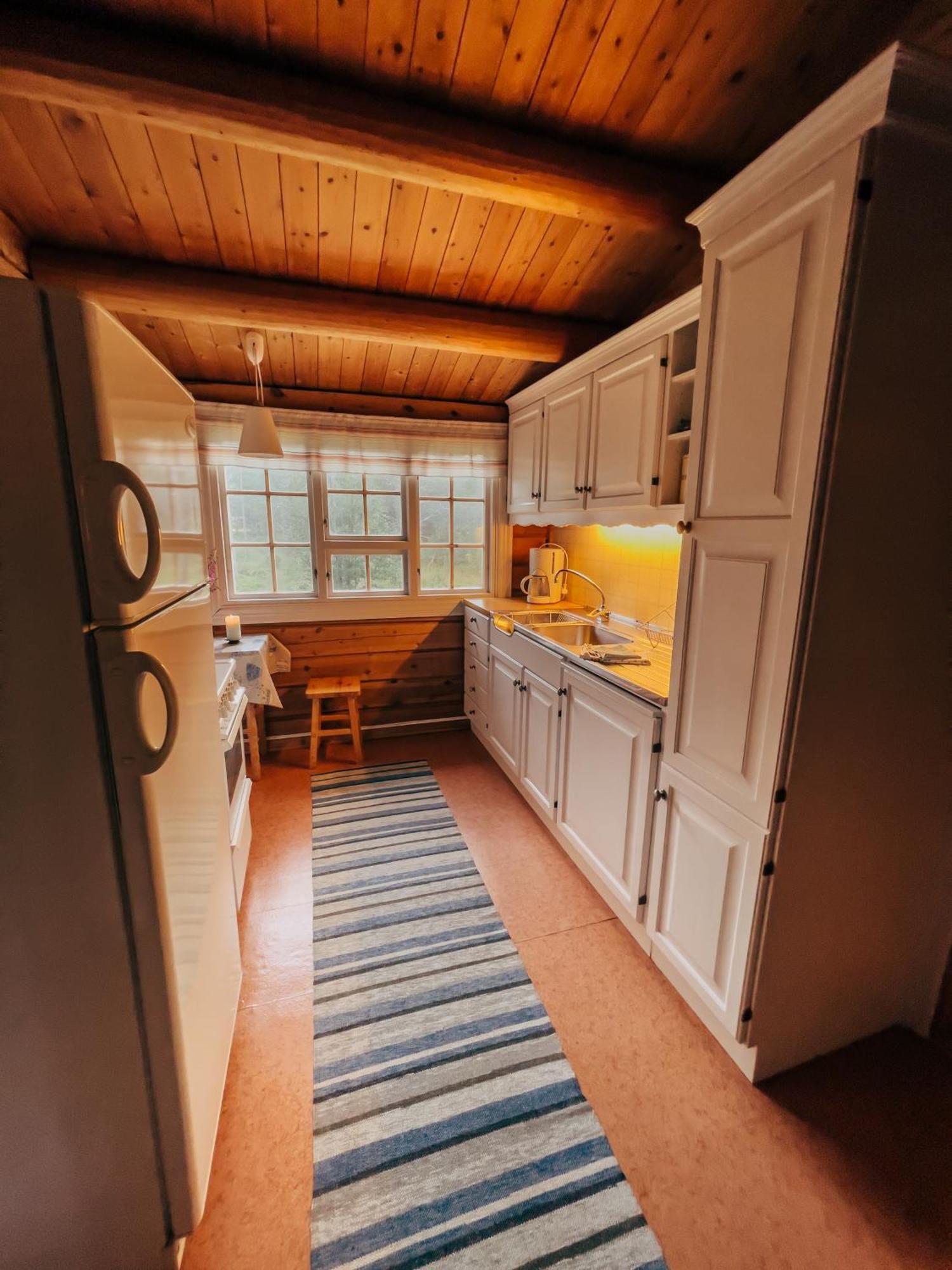 Lodge Ryen - *