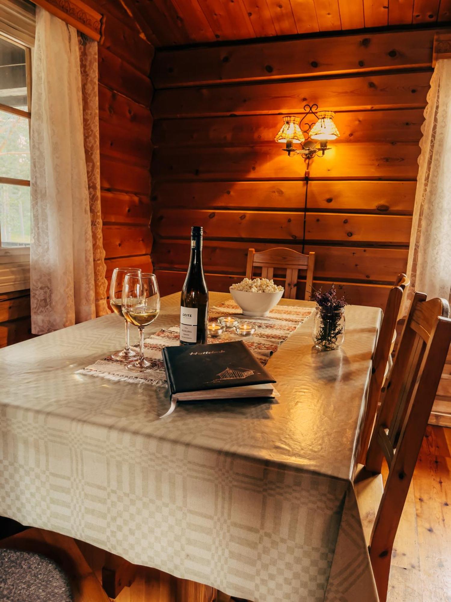 Lodge Ryen - *