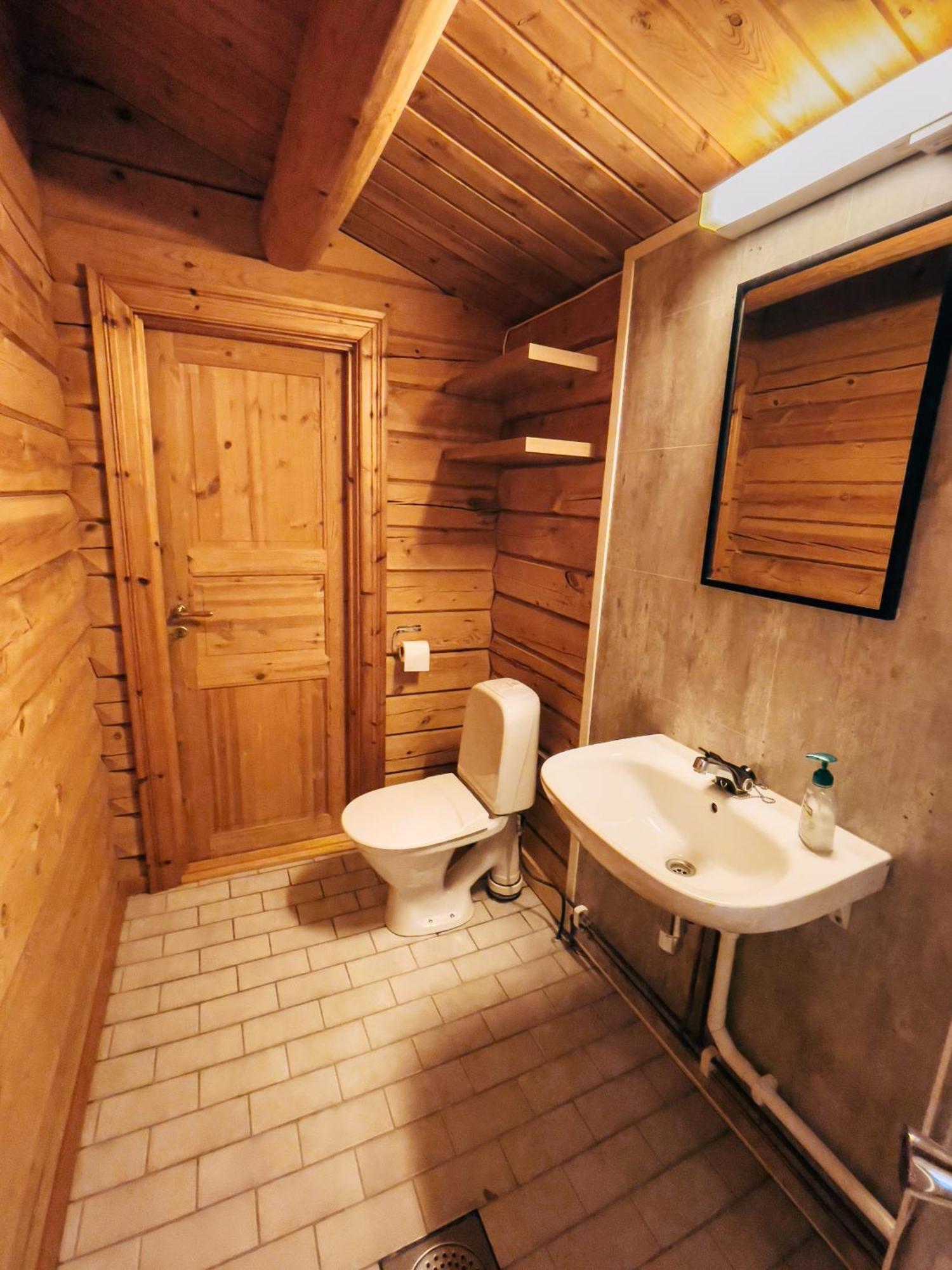 Lodge Ryen - *